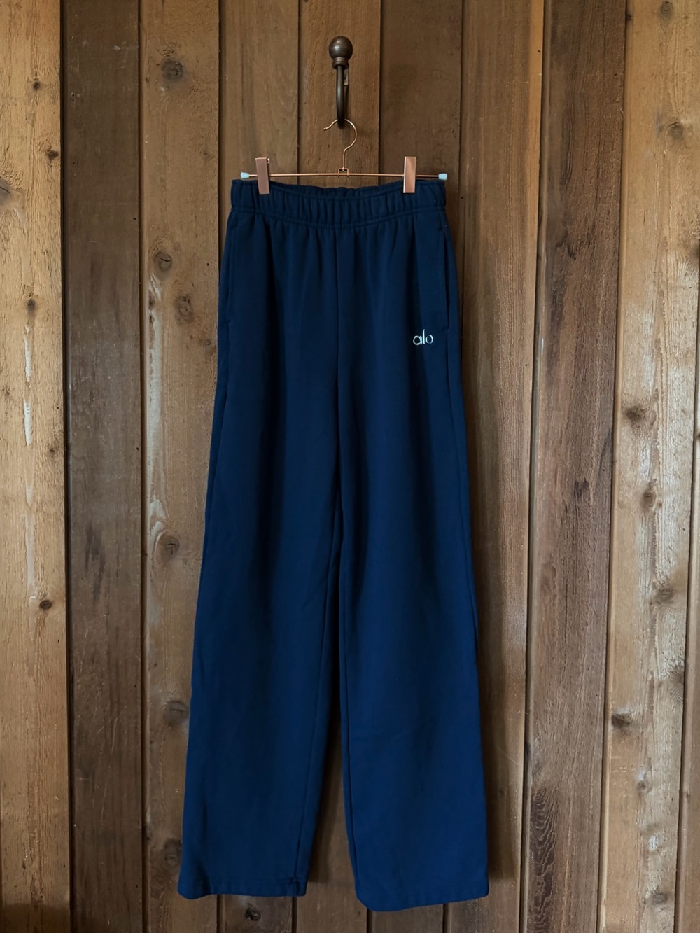 ALO Yoga Accolade Straight Leg Sweatpant in Navy